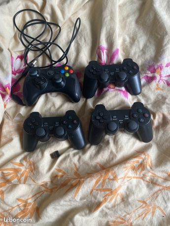 Quatre manettes 3 manettes sans fil à pile de type Ps3 neuve avec clé usb chacune accompagné d'une manette X-box usb en état moyen qui fonctionne sur Ps3 aussi le tout pour 10 euros