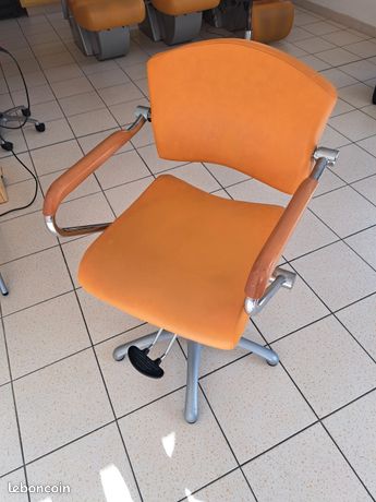 Quatre sieges coiffure avec pompe