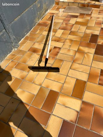 Racloir épandeur à béton