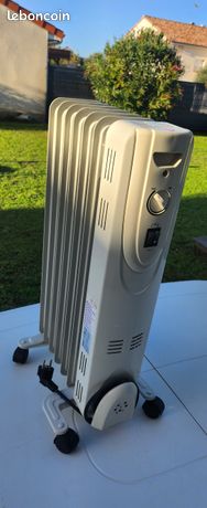 RADIATEUR ELECTRIQUE 1370/1640W . 2 positions de puissance avec réglage thermostat