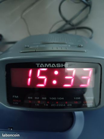 Radio reveil en parfait état de fonctionnement 10 A enlever sur place region Royan