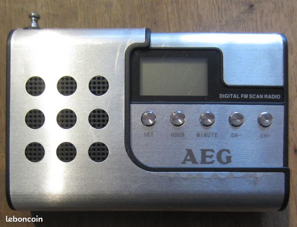 Radio portable Baladeur Digital FM scan avec enceinte amovible et mode d'emploi AEG dans sa boîte