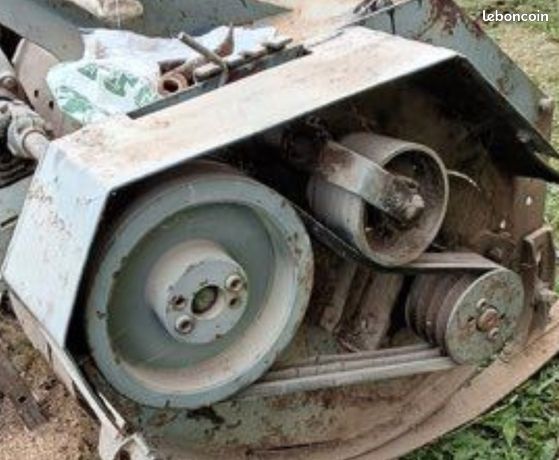 Rech 1 poulie a Georges de broyeur Nicolas la plus petite diamètre 22 cm environ