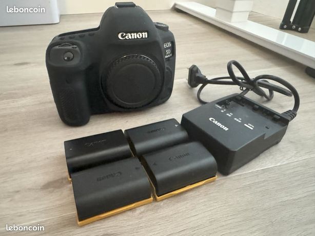 Reflex canon 5D mark IV + protection + 5 batteries canon + chargeur + 2 cartes mémoires