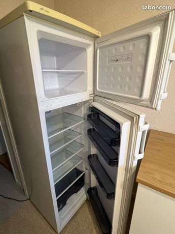 Réfrigérateur avec petit congélateur