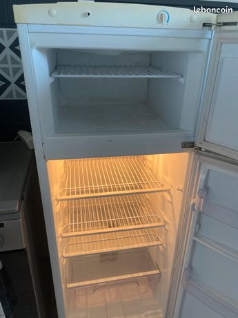 Réfrigérateur avec une partie congélateur