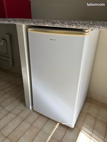 Réfrigérateur blanc sous plan de travail