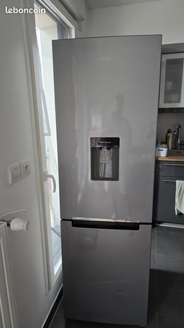 Réfrigérateur combiné Samsung – 321L avec distributeur d’eau fraîche