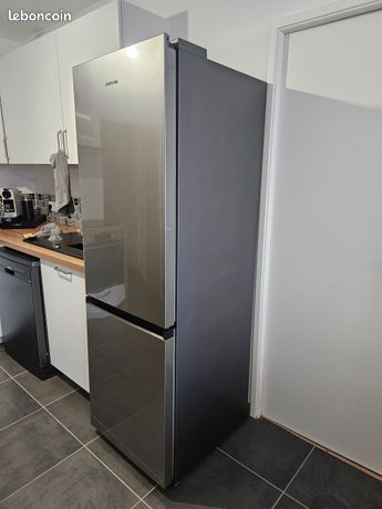 Réfrigérateur congélateur combiné SAMSUNG RB34T600CSA très bon état