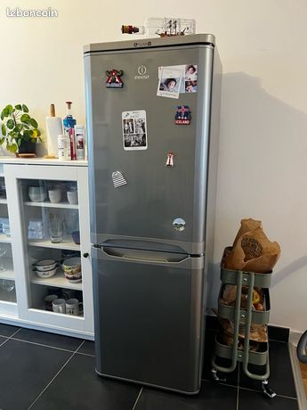 Réfrigérateur gris Indesit