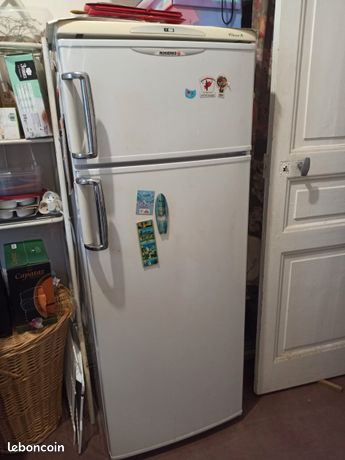 Réfrigérateur RosièresrefriRéfrigérateur RosièresFrigo deux portes avec congélateur en haut. de fonctionnement quelques autocollants