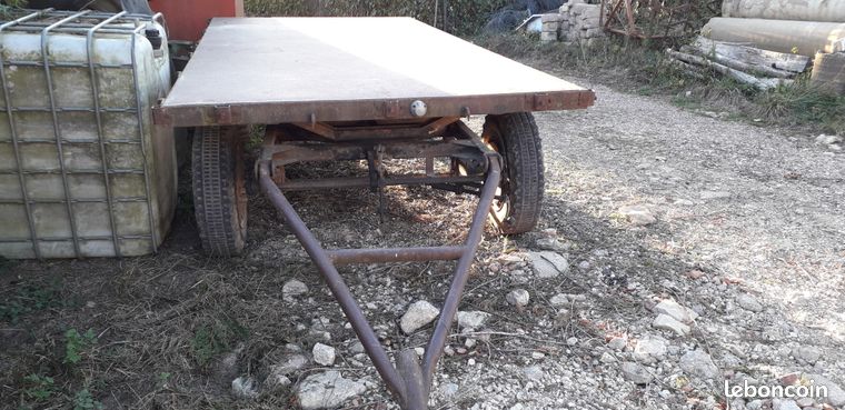 Remorque plateau ridelle