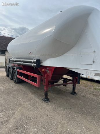 Remorque pulverulent