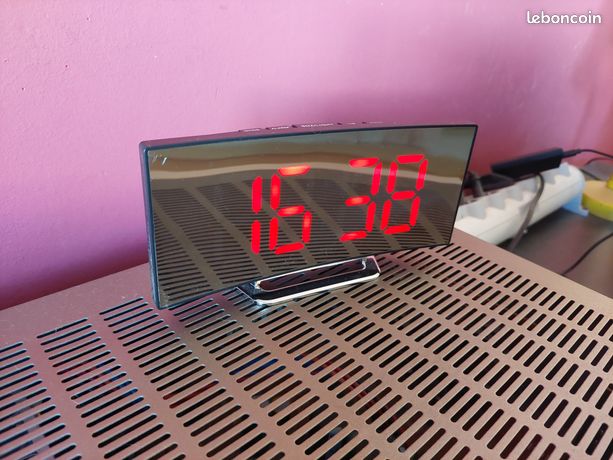 Réveil horloge de table incurvé 17cm
