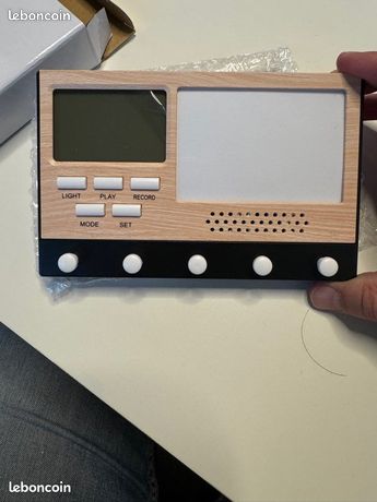 Réveil multifonction avec porte-clé et enregistreur vocal