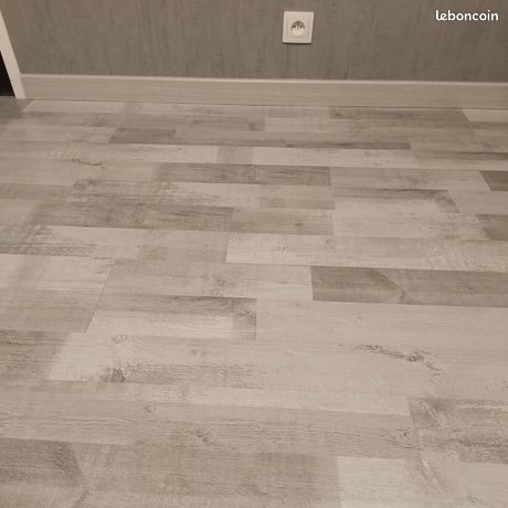 Revêtement sol stratifié gris