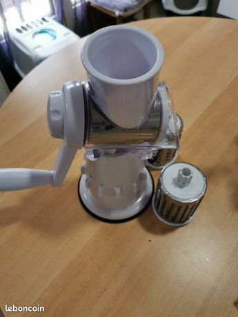 Robot manuel à râper et trancher