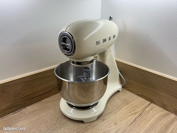 Robot SMEG SMF03CREU crème