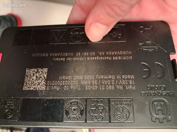 Robot tondeuse batterie et roue avant grande roue