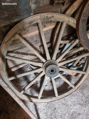 Roue de charrette en bois très fine et roue de brouette