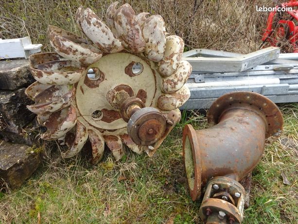 Roue turbine PELTON plus coude injecteur avec son support