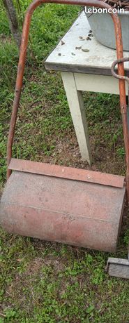 Rouleau compacteur gazon