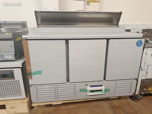Saladette réfrigérée avec compartiments GN et plan de travail 3 portes