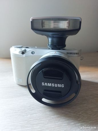 SAMSUNG NX500 avec zoom 16-50mm et flash SEF15A