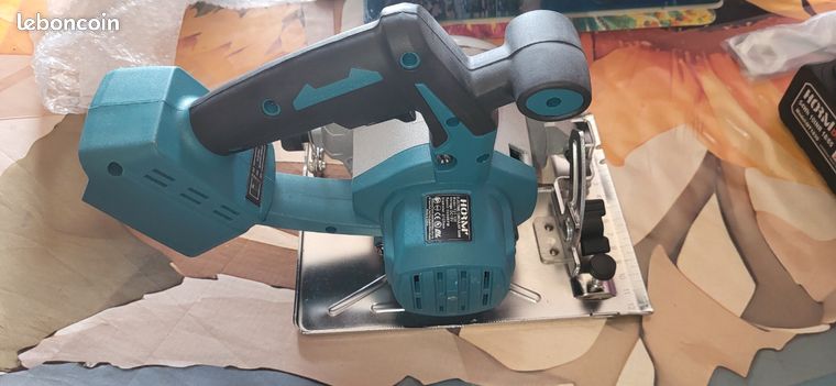 Scie circulaire avec 2 batteries