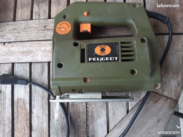 Scie sauteuse de Peugeot 10 TSE.*Equipé d'un variateur électronique pour différent réglage de coupe