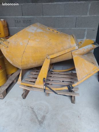 Seau à béton Marque SECATOL Volume 350lCapacité 840 KgPoids à vide 128 KgBon état général seul défaut toé en pied qui à était enfoncé voir photo 2700 H.T