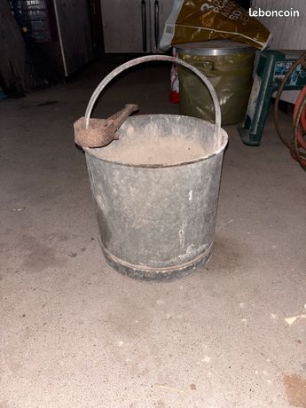 Seau en métal galvanisé ancien