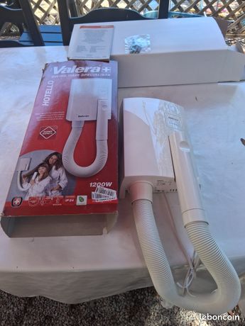 Sèche-cheveux à montage mural