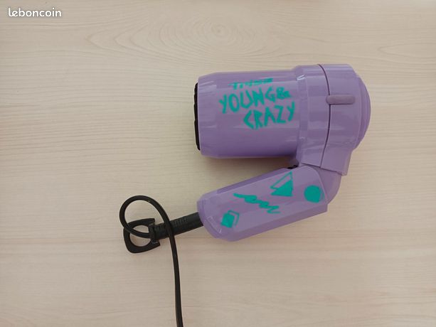 Sèche-Cheveux de Voyage TRISA Le manche se replie pour un encombrement au minima