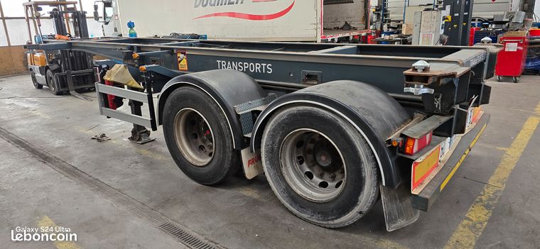 Semi remorque bitrain fruehauf porte containers 20 pieds tireuse squellette