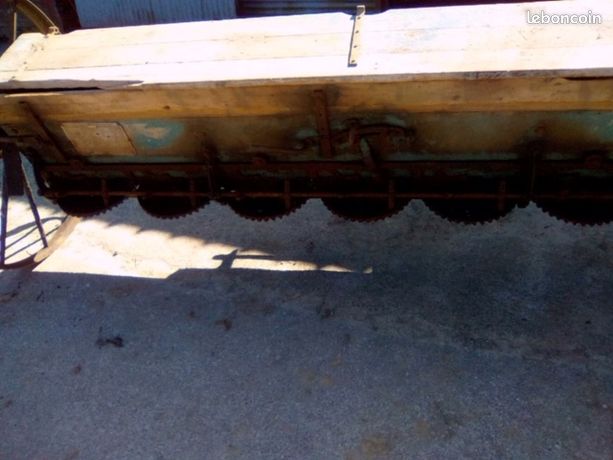 Semoir engrais ancien