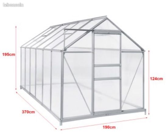 Serre de jardin partiellement montée