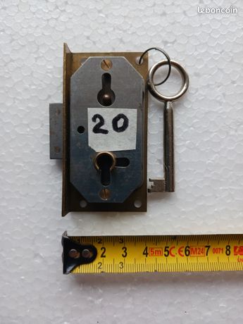 Serrure ancienne pour armoire laiton