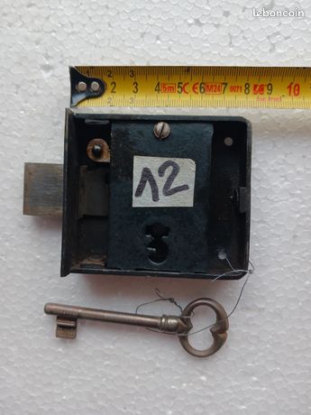 Serrure pour armoire ancienne