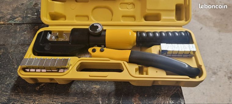 Sertisseuse hydraulique de câble