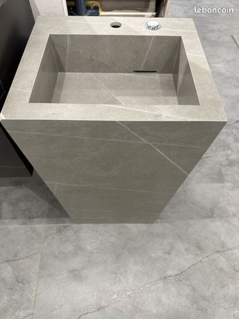 Salle de Bain avec Vasque et Miroir LED