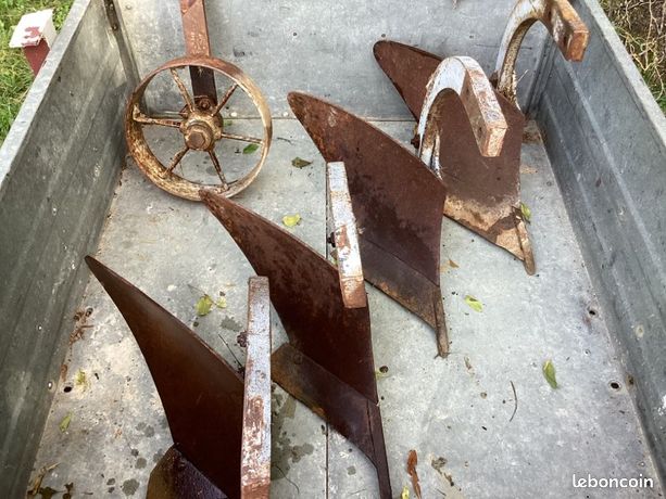 Socle charrue vigneronne/ roue de tarage