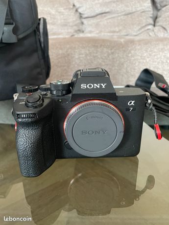 Sony Alpha 7 IV + 28-70mm 3.5-5.6 FE+ accessoires - Excellent état