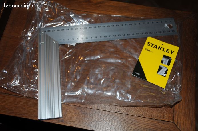 Stanley équerre de 30cm en aluminium ref 1-45-686