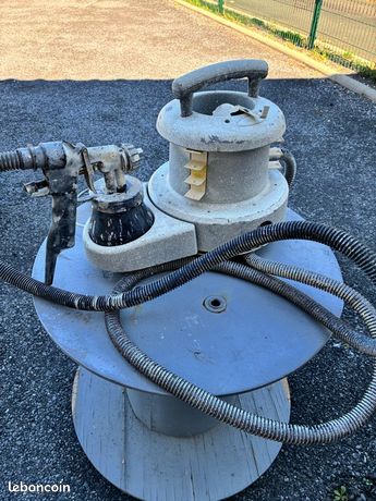 Station avec pistolet de peinture