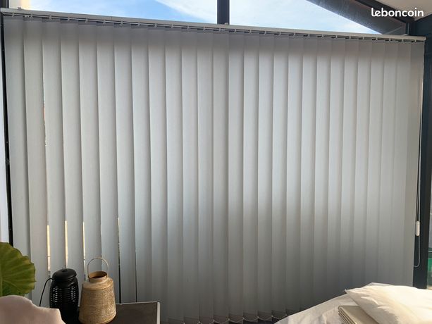 Stores verticaux pour bureau gris perle fixation plafond