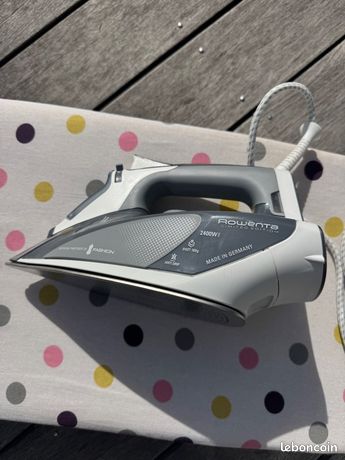 Table à repasser avec fer à repasser