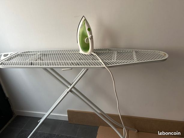 Table à repasser et fer vapeur
