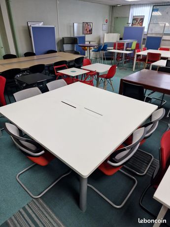 Table blanche élégante – salle de réunion