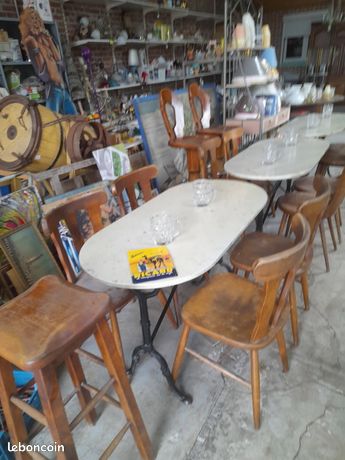 Table de bistrot avec chaises